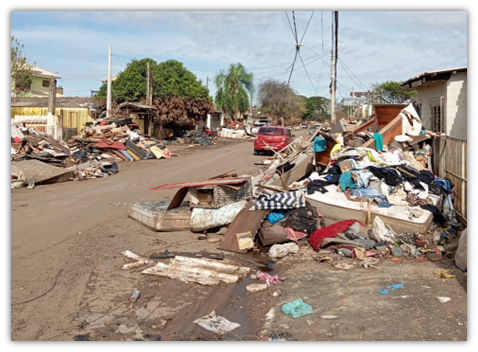 destroços após as enchentes no RS